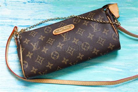 louis vuitton necessaire falsificada